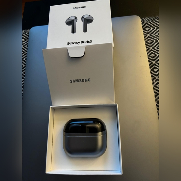 Samsung Galaxy Buds3 en Argent oreillettes neuves - Picture 2 of 10